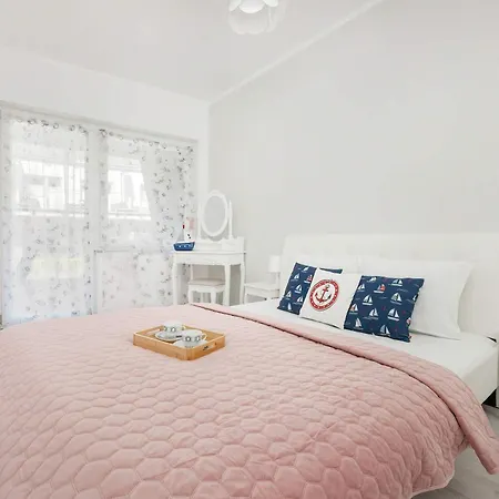 Komfortowy Z Tarasem Blisko Plazy Z Dodatkowymi Udogodnieniami W Pobierowie By Renters Apartment *
