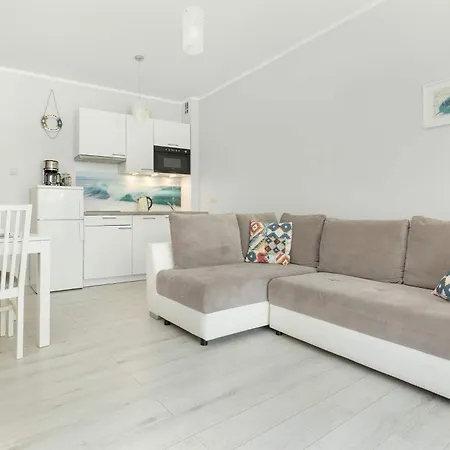 Komfortowy Z Tarasem Blisko Plazy Z Dodatkowymi Udogodnieniami W Pobierowie By Renters *