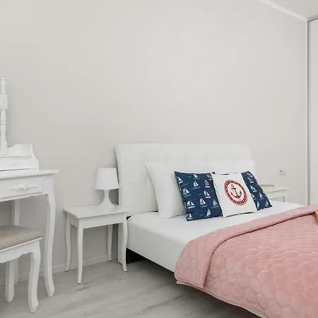 Apartment Komfortowy Z Tarasem Blisko Plazy Z Dodatkowymi Udogodnieniami W Pobierowie By Renters *