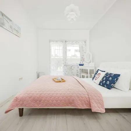 Komfortowy Z Tarasem Blisko Plazy Z Dodatkowymi Udogodnieniami W Pobierowie By Renters