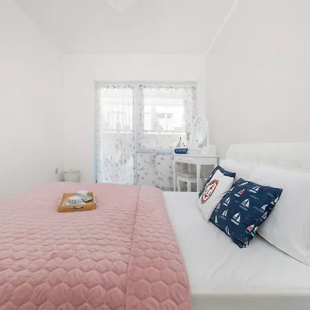 Komfortowy Z Tarasem Blisko Plazy Z Dodatkowymi Udogodnieniami W Pobierowie By Renters Apartment *