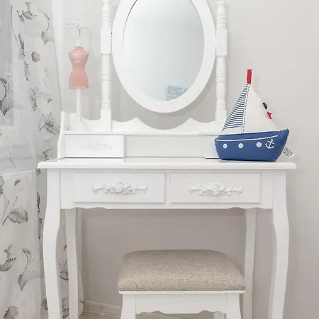 Komfortowy Z Tarasem Blisko Plazy Z Dodatkowymi Udogodnieniami W Pobierowie By Renters Apartment