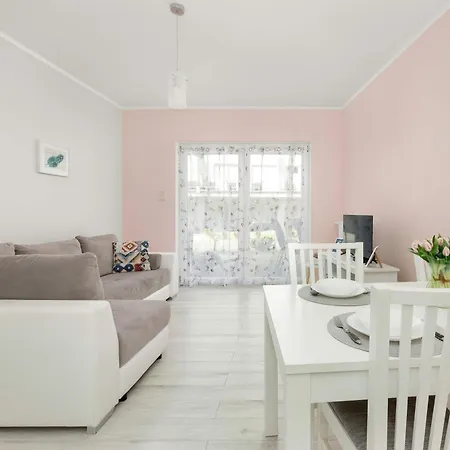 Komfortowy Z Tarasem Blisko Plazy Z Dodatkowymi Udogodnieniami W Pobierowie By Renters *